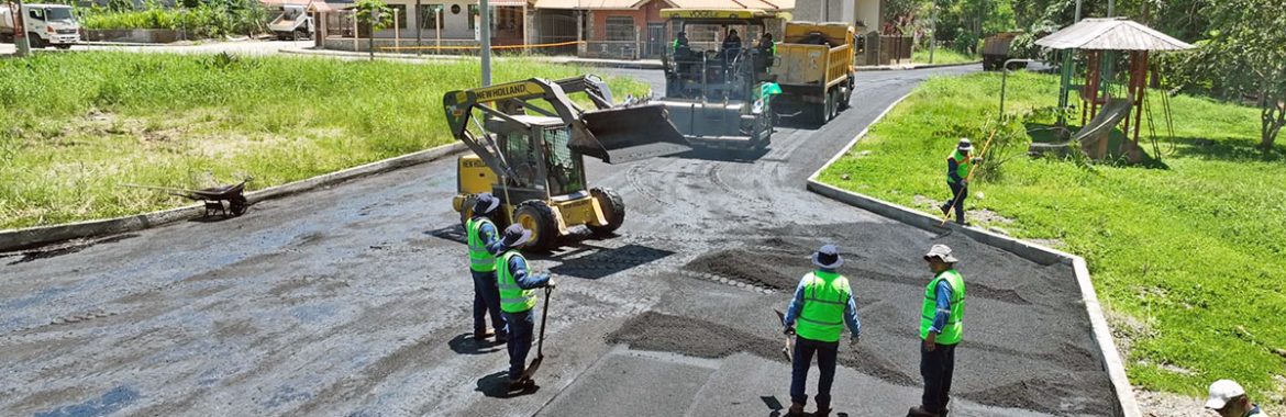 BOLETÍN DE PRENSA N° 0040 GUALAQUIZA, ASFALTADO EN EL CENTRO URBANO