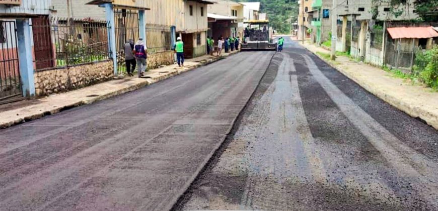 ¡Habitantes de Nueva Tarqui reciben con alegría el inicio de asfaltados!