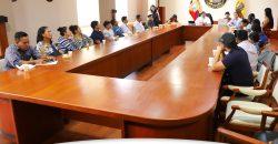 PREFECTO RECIBE AFECTUOSAMENTE A LA CIUDADANÍA