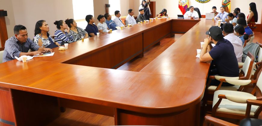 PREFECTO RECIBE AFECTUOSAMENTE A LA CIUDADANÍA