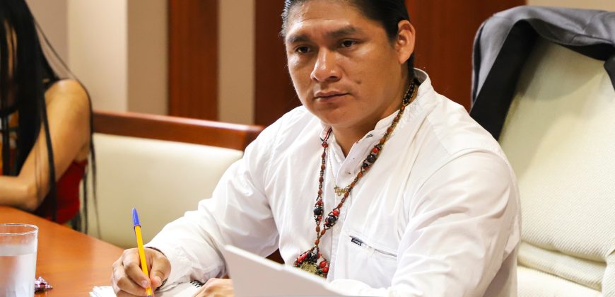 PREFECTO RECIBE AFECTUOSAMENTE A LA CIUDADANÍA