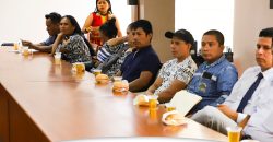 PREFECTO RECIBE AFECTUOSAMENTE A LA CIUDADANÍA