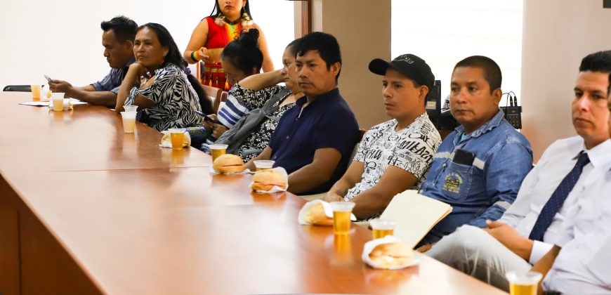 PREFECTO RECIBE AFECTUOSAMENTE A LA CIUDADANÍA