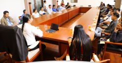 PREFECTO RECIBE AFECTUOSAMENTE A LA CIUDADANÍA