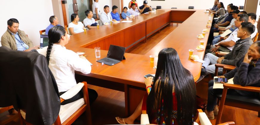 PREFECTO RECIBE AFECTUOSAMENTE A LA CIUDADANÍA