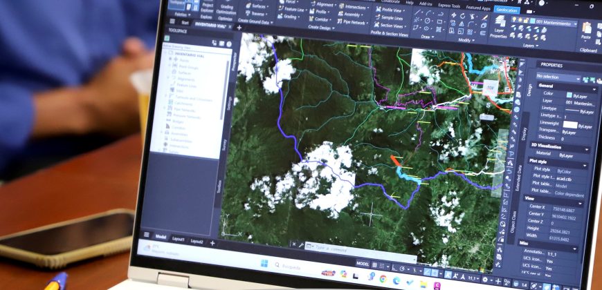 PREFECTO RECIBE AFECTUOSAMENTE A LA CIUDADANÍA