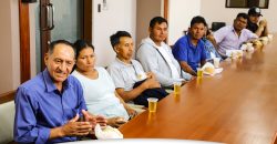 PREFECTO RECIBE AFECTUOSAMENTE A LA CIUDADANÍA