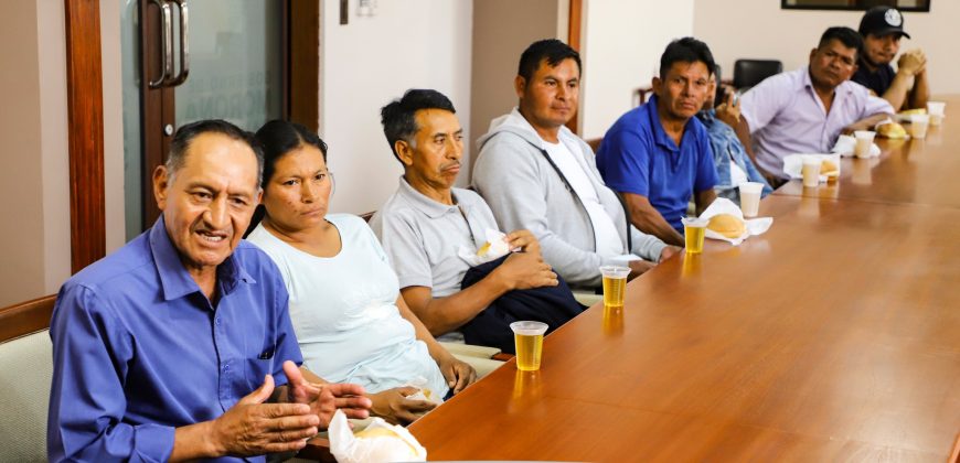 PREFECTO RECIBE AFECTUOSAMENTE A LA CIUDADANÍA